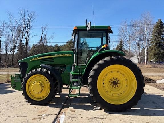 Image of John Deere 7920 equipment image 1