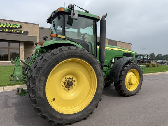 Image of John Deere 8220 equipment image 2