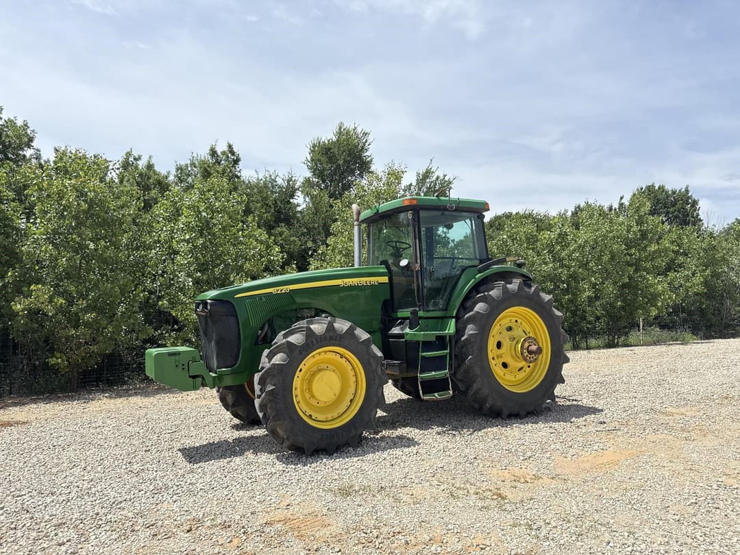 Image of John Deere 8220 Primary image