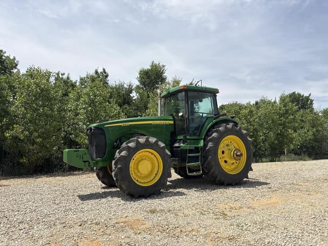 Image of John Deere 8220 equipment image 1