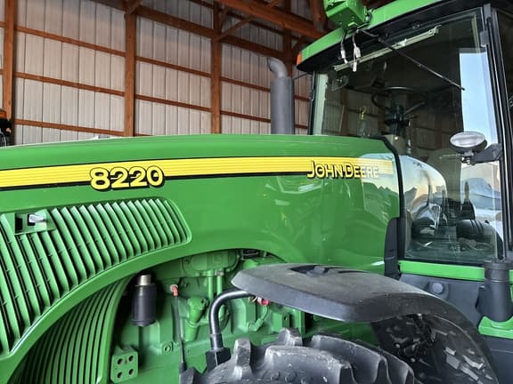 Image of John Deere 8220 equipment image 1