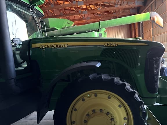 Image of John Deere 8220 equipment image 3