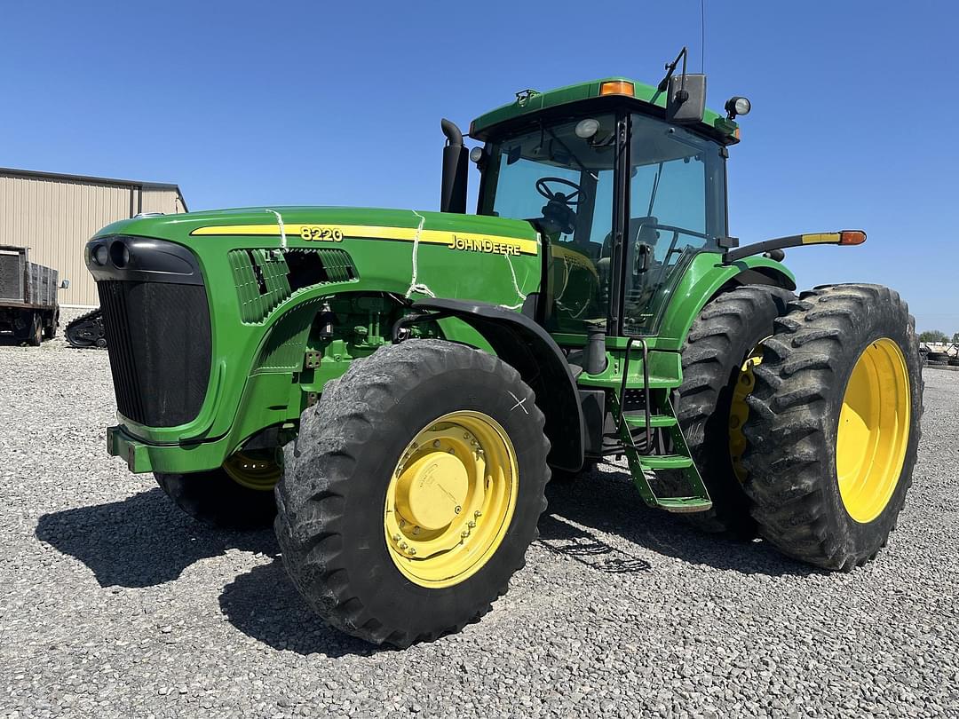 Image of John Deere 8220 Primary image