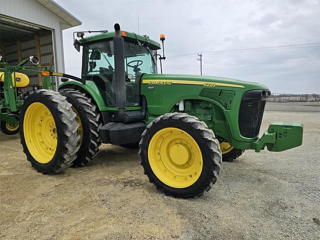 Image of John Deere 8220 equipment image 2