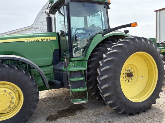 Image of John Deere 8220 equipment image 2