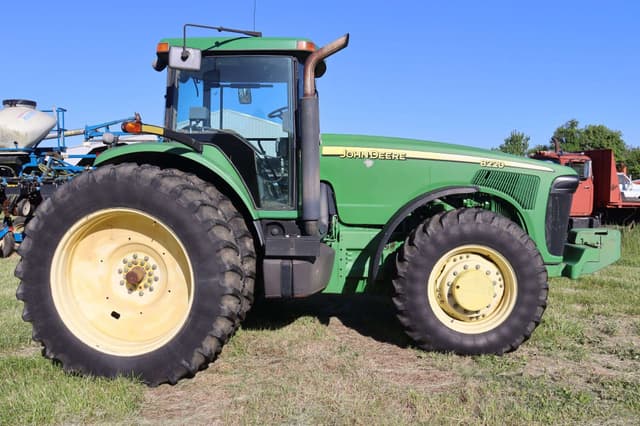 Image of John Deere 8220 equipment image 1