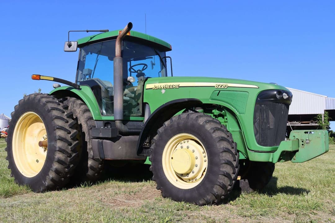 Image of John Deere 8220 Primary image