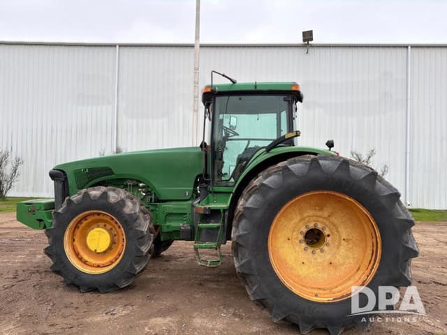 Image of John Deere 8220 equipment image 1