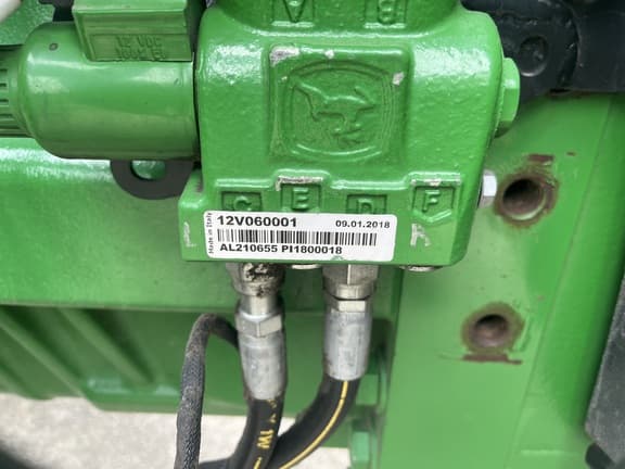 Image of John Deere 8320 equipment image 4
