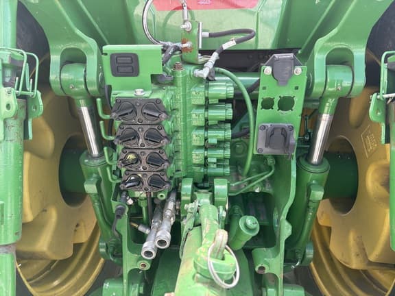 Image of John Deere 8320 equipment image 3