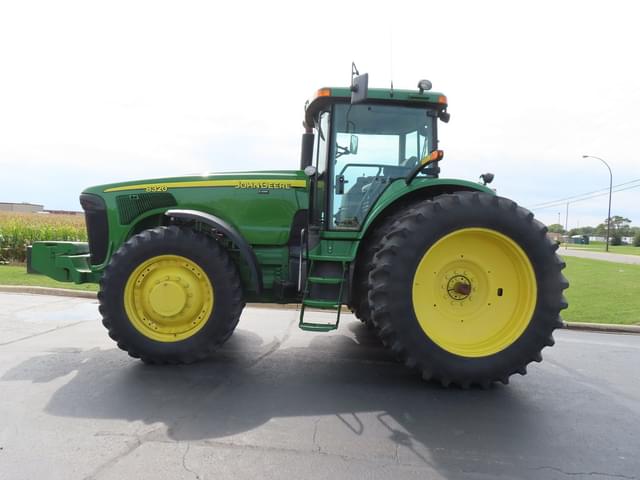 Image of John Deere 8320 equipment image 1