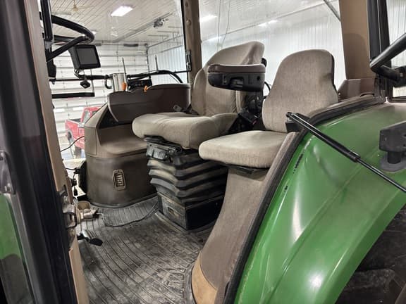 Image of John Deere 8420 equipment image 4