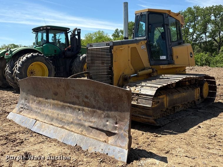 2005 John Deere 850J LGP Equipment Image0