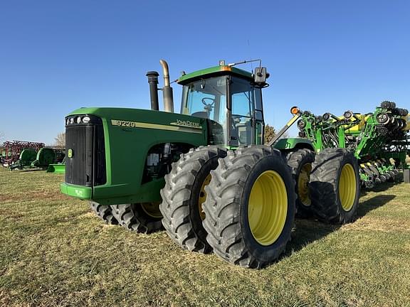 Image of John Deere 9220 equipment image 1