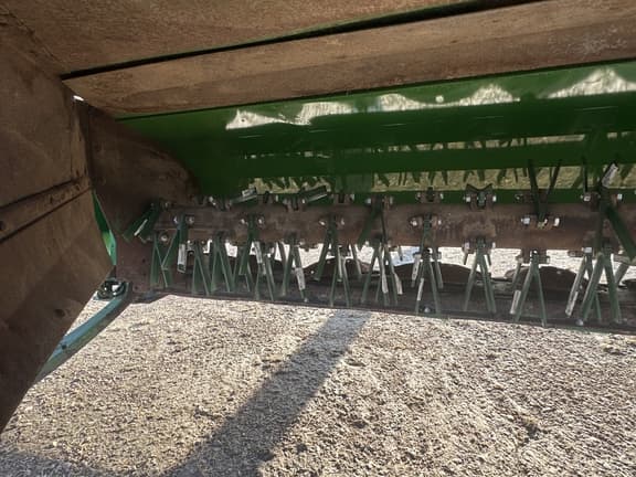 Image of John Deere 946 equipment image 3