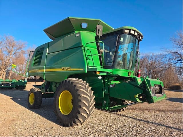 Image of John Deere 9560 equipment image 1