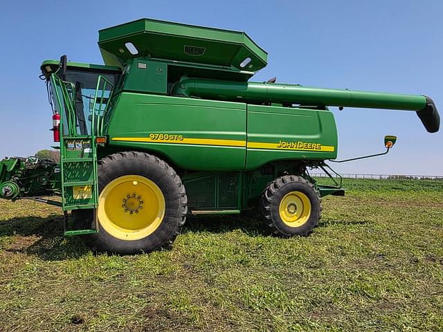 Image of John Deere 9760 STS equipment image 2
