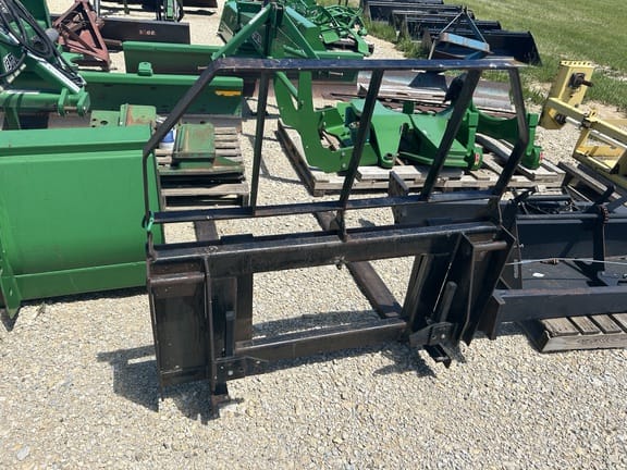 2005 John Deere Pallet Forks Equipment Image0