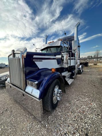 Main image Kenworth W900