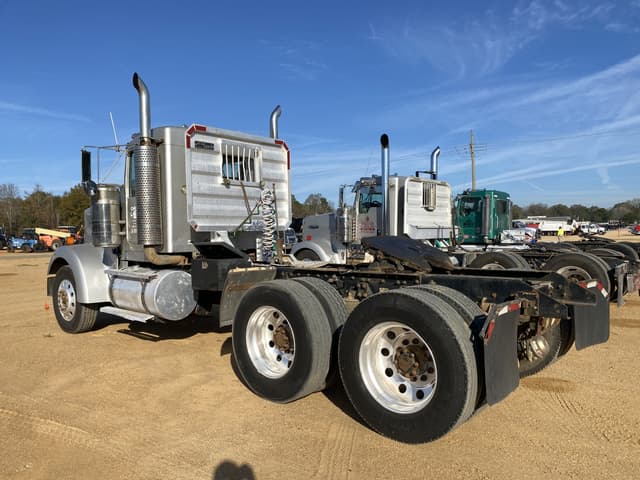 Image of Kenworth W900 equipment image 1