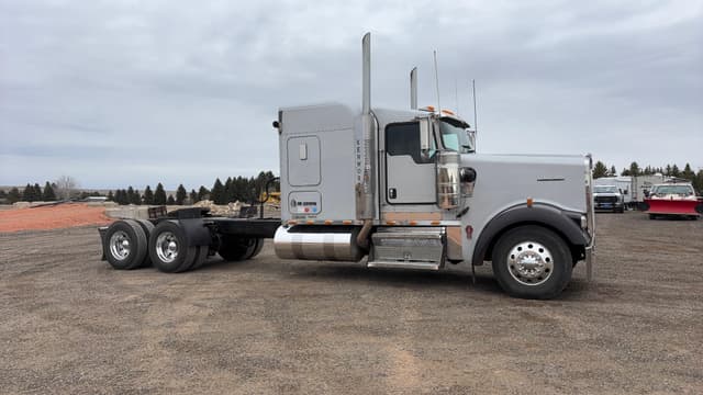 Image of Kenworth W900B equipment image 4