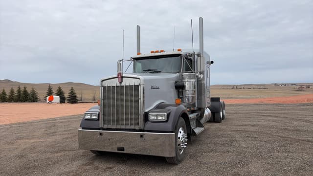 Image of Kenworth W900B equipment image 1