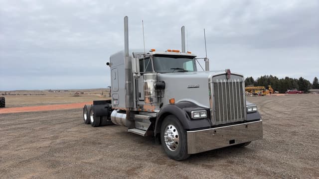 Image of Kenworth W900B equipment image 3