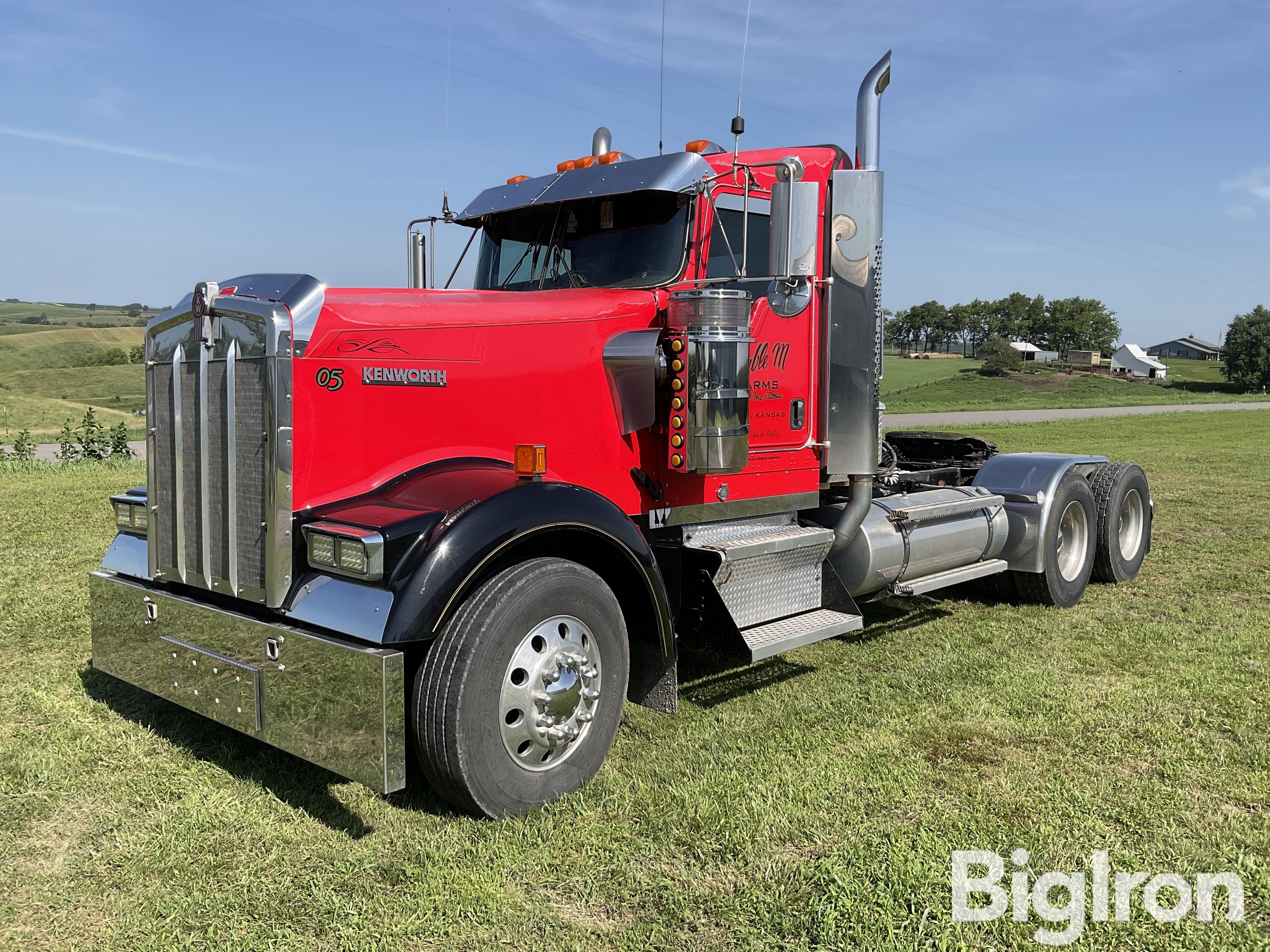2005 Kenworth W900L Equipment Image0