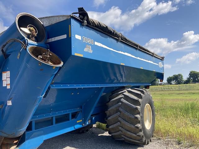 Image of Kinze 1050 equipment image 2
