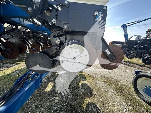 Image of Kinze 3600 equipment image 2