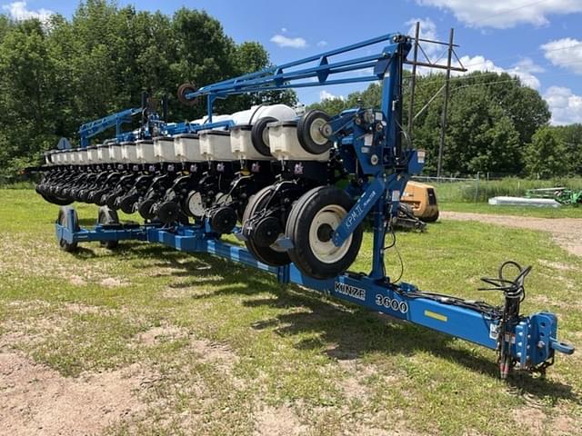 Image of Kinze 3600 equipment image 2