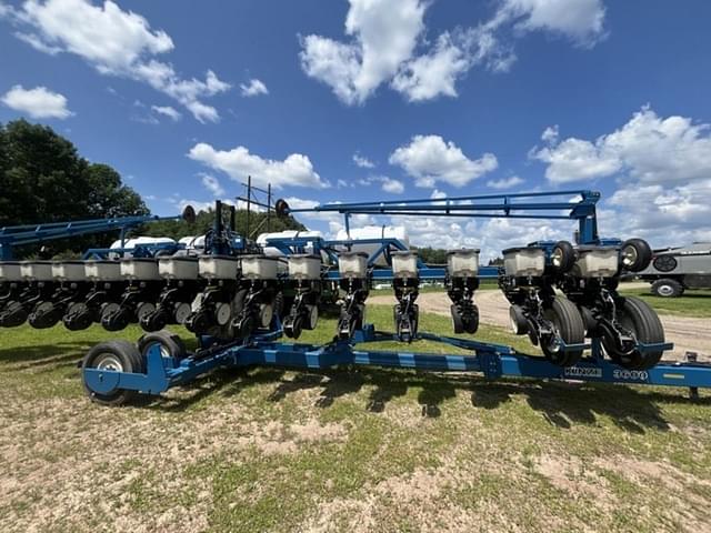 Image of Kinze 3600 equipment image 3