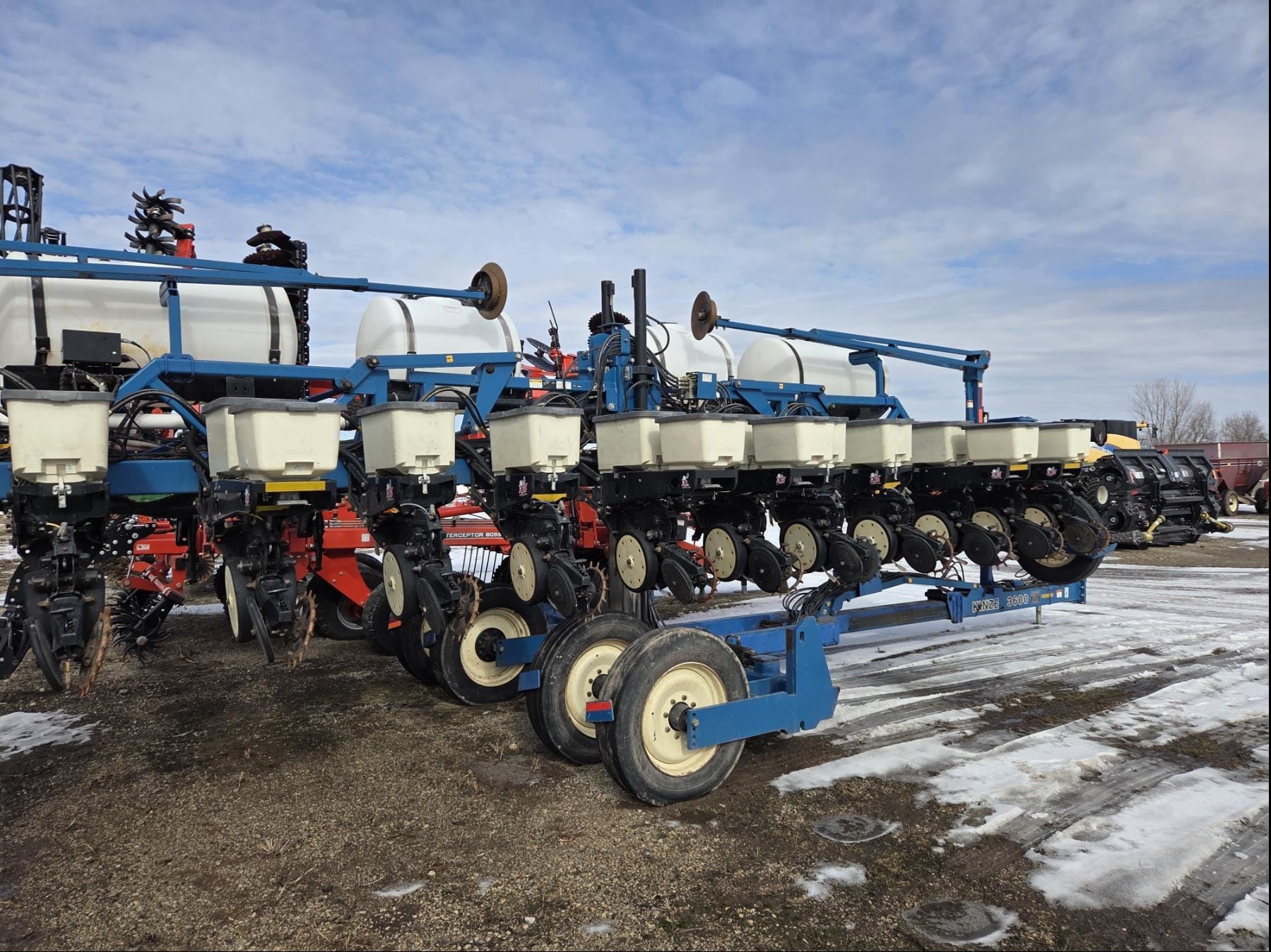 2005 Kinze 3600 Equipment Image0