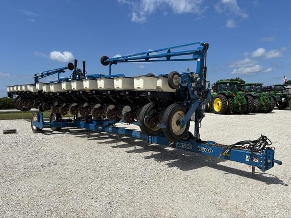 Image of Kinze 3600 equipment image 1