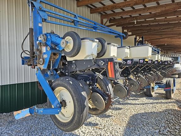 Image of Kinze 3600 equipment image 3