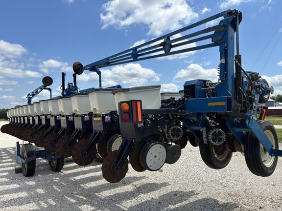 Image of Kinze 3600 equipment image 3