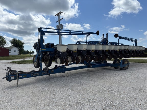 2005 Kinze 3600 Equipment Image0
