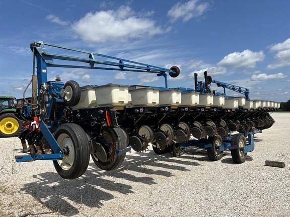 Image of Kinze 3600 equipment image 2