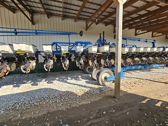 Image of Kinze 3600 equipment image 4