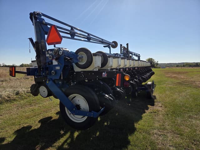 Image of Kinze 3600 equipment image 4