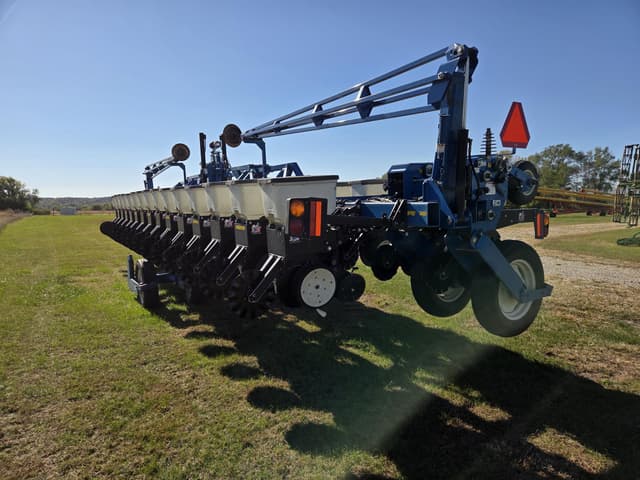 Image of Kinze 3600 equipment image 2