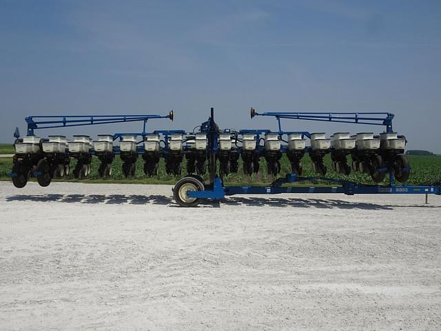 Image of Kinze 3600 equipment image 3