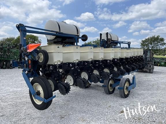 Image of Kinze 3600 equipment image 3