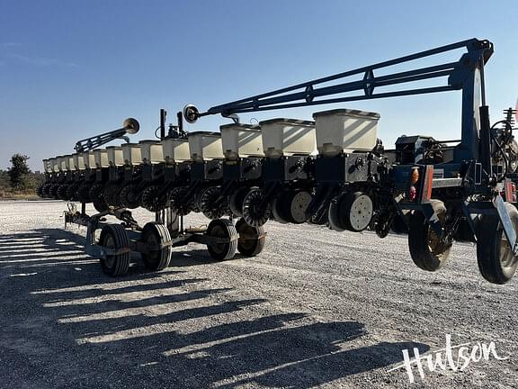 Image of Kinze 3600 equipment image 2