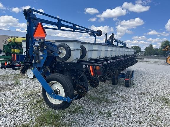 Image of Kinze 3600 equipment image 3