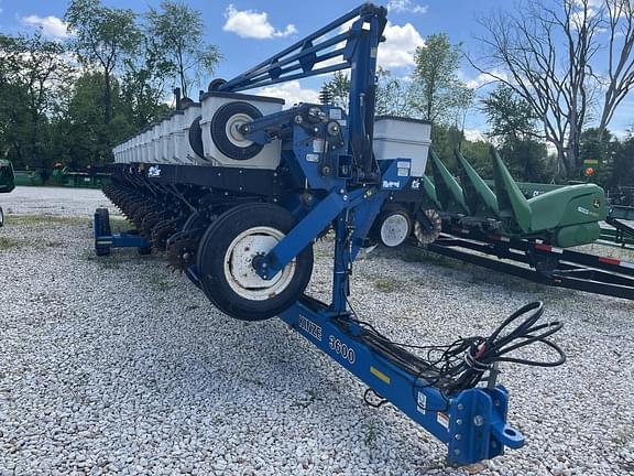 Image of Kinze 3600 equipment image 1