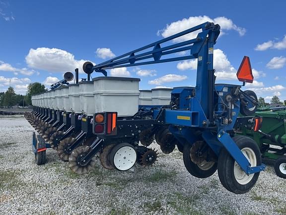 Image of Kinze 3600 equipment image 2