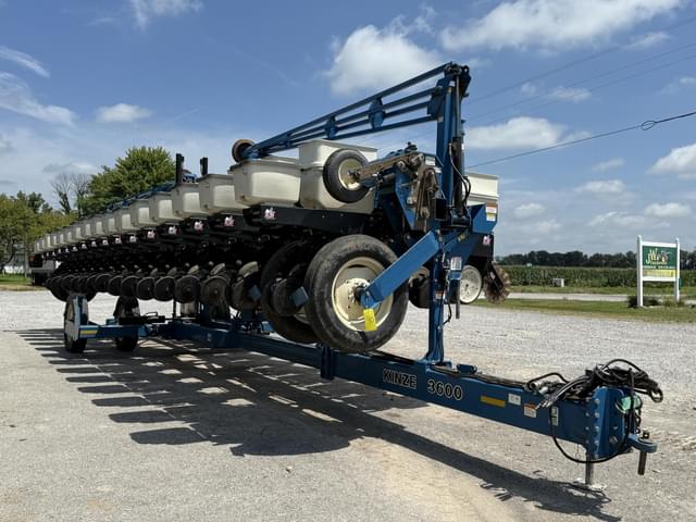 Image of Kinze 3600 equipment image 2