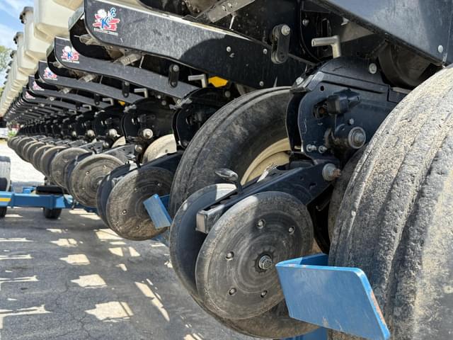 Image of Kinze 3600 equipment image 3