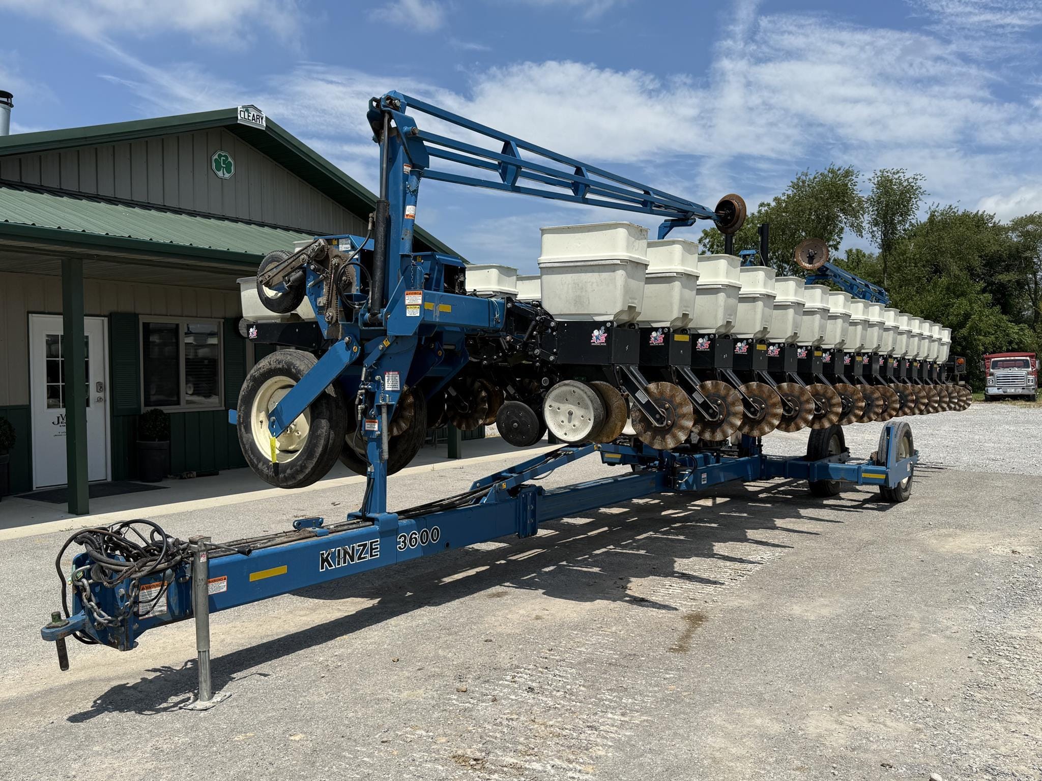 2005 Kinze 3600 Equipment Image0